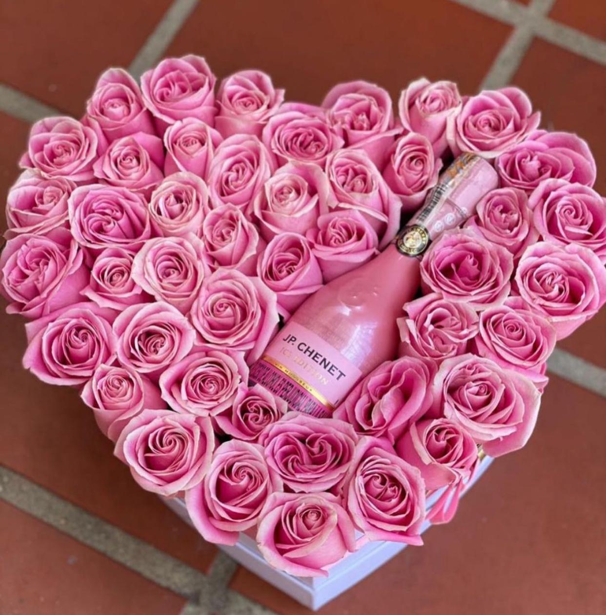 corazón con rosas pink con botella de champán